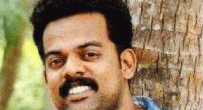 ആലപ്പുഴ രാമവർമ്മ ക്ലബിന്റെ ബാങ്ക് അക്കൗണ്ടിൽ നിന്ന് 28 ലക്ഷത്തിലധികം രൂപ തട്ടിച്ച കേസിൽ ഒളിവിലായിരുന്ന പ്രതി പിടിയില് ആലപ്പുഴ രാമവർമ്മ ക്ലബിന്റെ ബാങ്ക് അക്കൗണ്ടിൽ നിന്ന് 28 ലക്ഷത്തിലധികം രൂപ തട്ടിച്ച കേസിൽ ഒളിവിലായിരുന്ന പ്രതി പിടിയില്