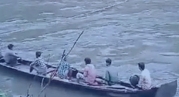 ആവണിപ്പാറയിലെ കടത്തുവള്ളം പോകുന്നത് കയറുപയോഗിച്ച് ആവണിപ്പാറയിലെ കടത്തുവള്ളം പോകുന്നത് കയറുപയോഗിച്ച്