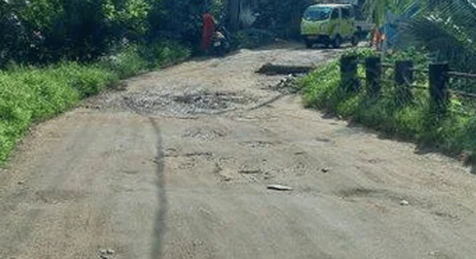 അത്തിക്കയം – കടുമീൻചിറ റോഡിലെ കൊച്ചുപാലത്തിന്റെ സംരക്ഷണഭിത്തി ഇടിഞ്ഞിട്ട് മാസങ്ങള് ; കുലുക്കമില്ലാതെ അധികൃതര് അത്തിക്കയം – കടുമീൻചിറ റോഡിലെ കൊച്ചുപാലത്തിന്റെ സംരക്ഷണഭിത്തി ഇടിഞ്ഞിട്ട് മാസങ്ങള് ; കുലുക്കമില്ലാതെ അധികൃതര്