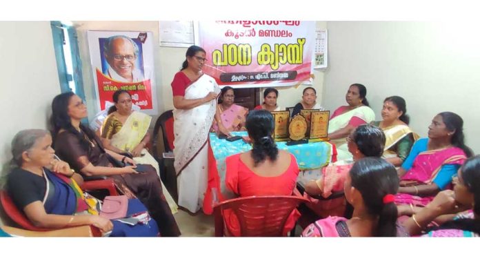 കേരള മഹിളാ സംഘം കൂടൽ മണ്ഡലം കമ്മറ്റിയുടെ നേതൃത്വത്തിൽ പഠന ക്യാമ്പും ഓണപ്പുടവ വിതരണവും നടന്നു കേരള മഹിളാ സംഘം കൂടൽ മണ്ഡലം കമ്മറ്റിയുടെ നേതൃത്വത്തിൽ പഠന ക്യാമ്പും ഓണപ്പുടവ വിതരണവും നടന്നു
