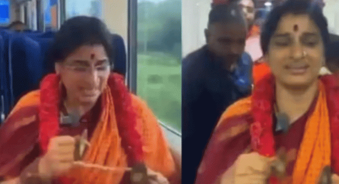 ഭജനയുമായി ബിജെപി നേതാവ് വന്ദേഭാരത് ട്രെയിനിൽ ഭജനയുമായി ബിജെപി നേതാവ് വന്ദേഭാരത് ട്രെയിനിൽ