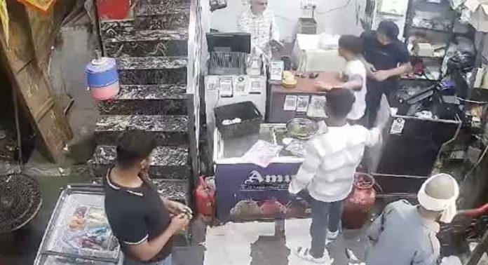 ഡൽഹിയിൽ തോക്കുചൂണ്ടി ഹോട്ടൽ ഉടമയെ കൊള്ളയടിച്ചു ഡൽഹിയിൽ തോക്കുചൂണ്ടി ഹോട്ടൽ ഉടമയെ കൊള്ളയടിച്ചു