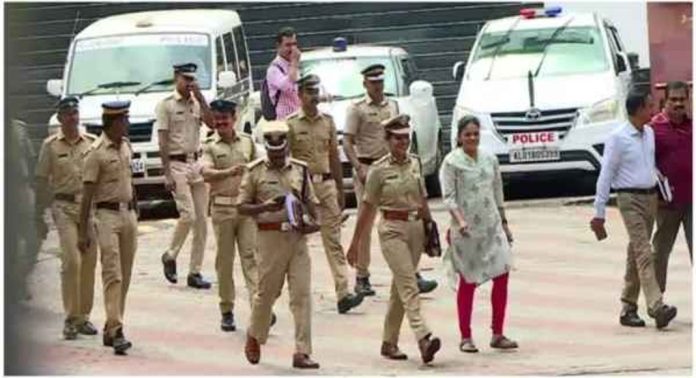 ഹേമ കമ്മിറ്റി റിപ്പോർട്ട് ; അന്വേഷണ ഉദ്യോഗസ്ഥർക്ക് നൽകിയ മൊഴികൾ പല ഭാഗങ്ങളിലായി ഹേമ കമ്മിറ്റി റിപ്പോർട്ട് ; അന്വേഷണ ഉദ്യോഗസ്ഥർക്ക് നൽകിയ മൊഴികൾ പല ഭാഗങ്ങളിലായി