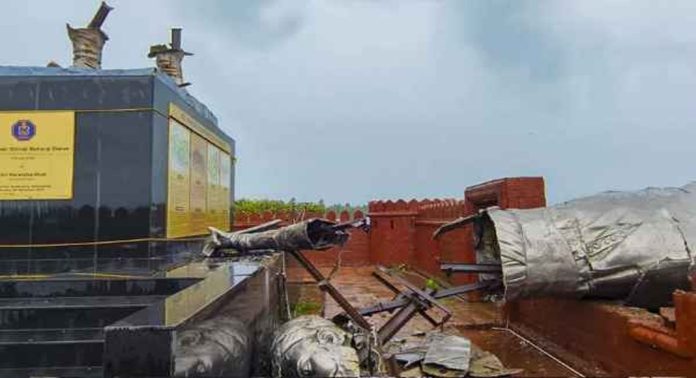മോദി ഉദ്ഘാടനം ചെയ്ത് ശിവജി പ്രതിമ തകർന്നു ; ശിൽപി അറസ്റ്റിൽ മോദി ഉദ്ഘാടനം ചെയ്ത് ശിവജി പ്രതിമ തകർന്നു ; ശിൽപി അറസ്റ്റിൽ