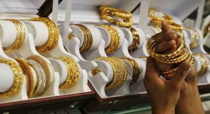 ചാഞ്ചാട്ടം തുടർന്ന് സ്വർണവില ; പ്രതീക്ഷ കൈവിടാതെ ഉപഭോക്താക്കൾ ചാഞ്ചാട്ടം തുടർന്ന് സ്വർണവില ; പ്രതീക്ഷ കൈവിടാതെ ഉപഭോക്താക്കൾ