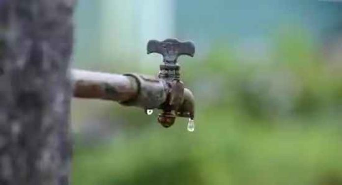 തലസ്ഥാനത്ത് മൂന്ന് ദിവസമായി തുടരുന്ന കുടിവെള്ള ക്ഷാമത്തിന് ഇന്നും പരിഹാരമില്ല, ലീക്കുകാരണം പമ്പിംഗ് നിര്ത്തിവെച്ചു തലസ്ഥാനത്ത് മൂന്ന് ദിവസമായി തുടരുന്ന കുടിവെള്ള ക്ഷാമത്തിന് ഇന്നും പരിഹാരമില്ല, ലീക്കുകാരണം പമ്പിംഗ് നിര്ത്തിവെച്ചു