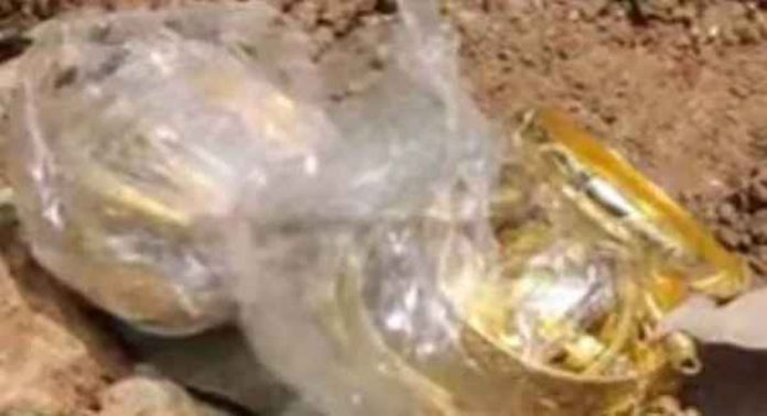 മോഷണം പോയ 25 പവന് സ്വര്ണം ഉപേക്ഷിച്ച നിലയില് , കണ്ടെത്തിയത് വീടിനുമുന്നിൽ നിന്ന് മോഷണം പോയ 25 പവന് സ്വര്ണം ഉപേക്ഷിച്ച നിലയില് , കണ്ടെത്തിയത് വീടിനുമുന്നിൽ നിന്ന്