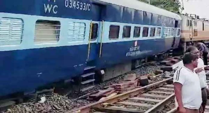ഇൻഡോർ-ജബൽപൂർ എക്സ്പ്രസിന്റെ കോച്ചുകൾ പാളം തെറ്റി ഇൻഡോർ-ജബൽപൂർ എക്സ്പ്രസിന്റെ കോച്ചുകൾ പാളം തെറ്റി