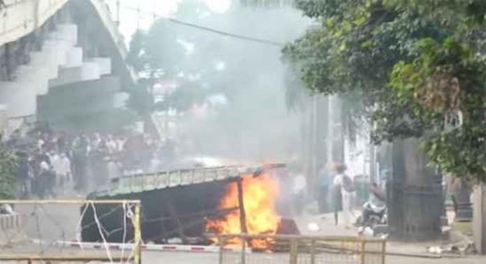 മണിപ്പുരില് കലാപത്തീ ; ഗവർണർ എൽ പി ആചാര്യ സംസ്ഥാനം വിട്ടു മണിപ്പുരില് കലാപത്തീ ; ഗവർണർ എൽ പി ആചാര്യ സംസ്ഥാനം വിട്ടു