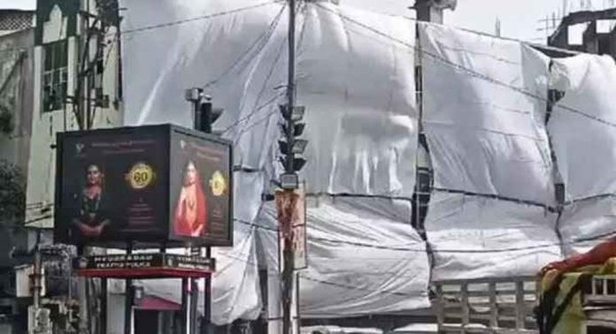 ഗണേശ ചതുർഥി ഘോഷയാത്ര : ഹൈദരാബാദിലെ പള്ളികൾ മറച്ച് അധികൃതർ , വിവാദം ഉയരുന്നു ഗണേശ ചതുർഥി ഘോഷയാത്ര : ഹൈദരാബാദിലെ പള്ളികൾ മറച്ച് അധികൃതർ , വിവാദം ഉയരുന്നു