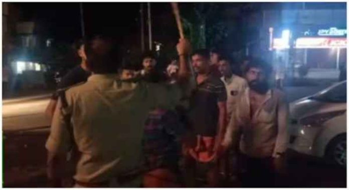 മദ്യലഹരിയിൽ പോലീസിന് നേരെ ആക്രമണം ; എസ്ഐക്ക് ഉൾപ്പെടെ പരിക്ക് , പ്രതികൾ ഒളിവിൽ മദ്യലഹരിയിൽ പോലീസിന് നേരെ ആക്രമണം ; എസ്ഐക്ക് ഉൾപ്പെടെ പരിക്ക് , പ്രതികൾ ഒളിവിൽ