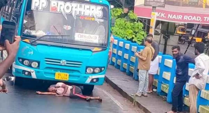 മദ്യപിച്ച് അർധബോധാവസ്ഥയിൽ നടുറോഡിൽ മധ്യവയസ്കന്റെ പരാക്രമണം മദ്യപിച്ച് അർധബോധാവസ്ഥയിൽ നടുറോഡിൽ മധ്യവയസ്കന്റെ പരാക്രമണം
