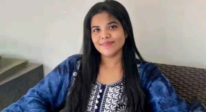 ജോലി സമ്മർദ്ദം കാരണം യുവതി കുഴഞ്ഞുവീണ് മരിച്ച സംഭവം ; കമ്പനി ചെയർമാൻ കുടുംബവുമായി സംസാരിച്ചു ജോലി സമ്മർദ്ദം കാരണം യുവതി കുഴഞ്ഞുവീണ് മരിച്ച സംഭവം ; കമ്പനി ചെയർമാൻ കുടുംബവുമായി സംസാരിച്ചു