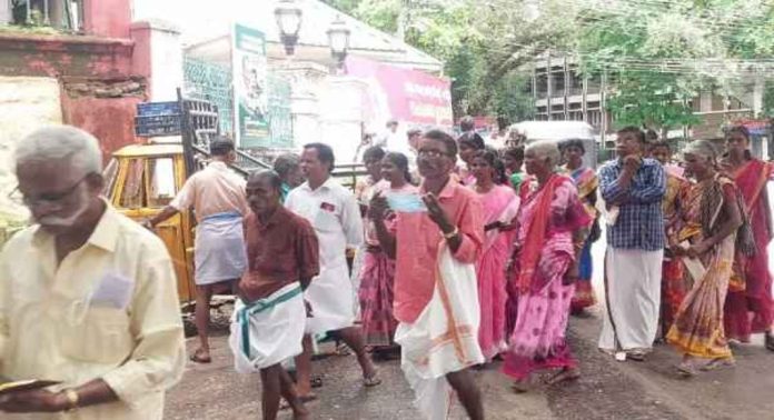 ആദിവാസി ഭൂമി കൈയേറ്റം: ഉന്നതതല അന്വേഷണം ആവശ്യപ്പെട്ട് മുഖ്യമന്ത്രിക്ക് പരാതി നൽകി ആദിവാസി ഭൂമി കൈയേറ്റം: ഉന്നതതല അന്വേഷണം ആവശ്യപ്പെട്ട് മുഖ്യമന്ത്രിക്ക് പരാതി നൽകി