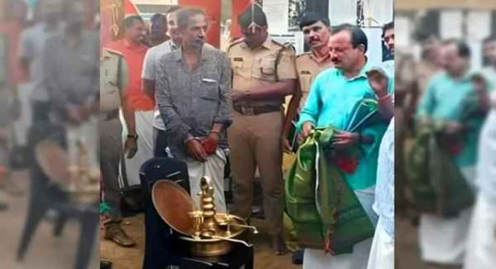 ദേവീവിഗ്രഹത്തിന് മുന്നിലെ തൂക്കുവിളക്ക് മോഷ്ടിച്ച പ്രതി പിടിയിൽ ദേവീവിഗ്രഹത്തിന് മുന്നിലെ തൂക്കുവിളക്ക് മോഷ്ടിച്ച പ്രതി പിടിയിൽ