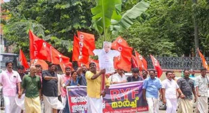മുഖ്യമന്ത്രിയുടെ രാജിയാവശ്യപ്പെട്ട് യുവമോർച്ച നടത്തിയ മാർച്ചിൽ സംഘർഷം ; പോലീസ് ജലപീരങ്കി പ്രയോഗിച്ചു മുഖ്യമന്ത്രിയുടെ രാജിയാവശ്യപ്പെട്ട് യുവമോർച്ച നടത്തിയ മാർച്ചിൽ സംഘർഷം ; പോലീസ് ജലപീരങ്കി പ്രയോഗിച്ചു