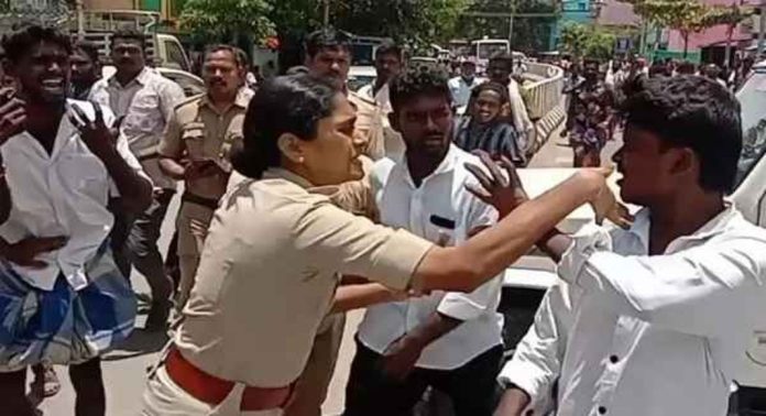 ഡി.എസ്.പിയെ അടിച്ചു – വനിതാ പോലീസിനെ വളഞ്ഞ് മുടിയിൽ പിടിച്ചുവലിച്ചു : നാല് പേർ പിടിയിൽ ഡി.എസ്.പിയെ അടിച്ചു – വനിതാ പോലീസിനെ വളഞ്ഞ് മുടിയിൽ പിടിച്ചുവലിച്ചു : നാല് പേർ പിടിയിൽ