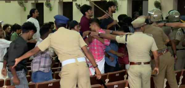 കേരള സര്വ്വകലാശാല സെനറ്റ് തെരഞ്ഞെടുപ്പിനിടെ അടി ; കെഎസ്യു പ്രവർത്തകർക്കെതിരെ കേസ് കേരള സര്വ്വകലാശാല സെനറ്റ് തെരഞ്ഞെടുപ്പിനിടെ അടി ; കെഎസ്യു പ്രവർത്തകർക്കെതിരെ കേസ്