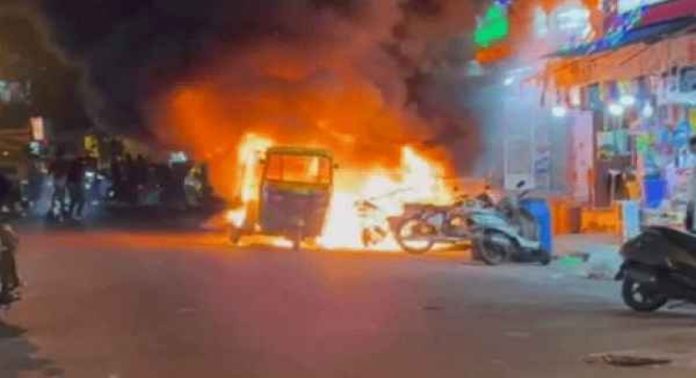 ഗ്യാസ് സിലിണ്ടർ മാറ്റുന്നതിനിടെ തീ പടർന്ന് വാഹനങ്ങൾ കത്തിനശിച്ചു ; ആളപായമില്ല ഗ്യാസ് സിലിണ്ടർ മാറ്റുന്നതിനിടെ തീ പടർന്ന് വാഹനങ്ങൾ കത്തിനശിച്ചു ; ആളപായമില്ല