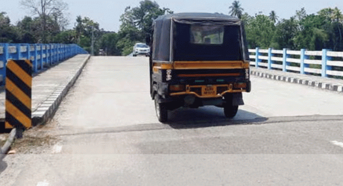 ആഞ്ഞിലിമൂട്ടിൽ കടവ് പാലത്തിൽ വഴിവിളക്കുകളില്ല ആഞ്ഞിലിമൂട്ടിൽ കടവ് പാലത്തിൽ വഴിവിളക്കുകളില്ല