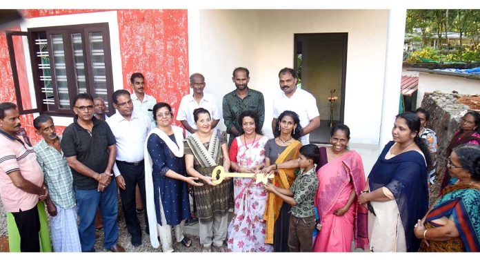 ഡോ.എം. എസ്. സുനിലിന്റെ 322- മത് സ്നേഹഭവനം തിരുവോണ സമ്മാനമായി ദേവിയുടെ കുടുംബത്തിന് ഡോ.എം. എസ്. സുനിലിന്റെ 322- മത് സ്നേഹഭവനം തിരുവോണ സമ്മാനമായി ദേവിയുടെ കുടുംബത്തിന്