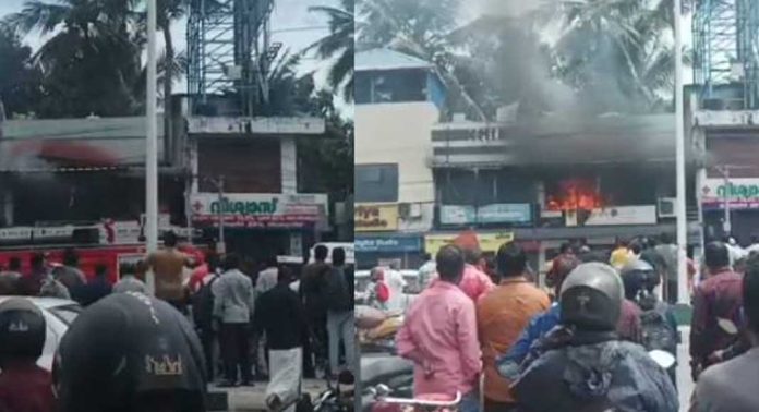 തിരുവനന്തപുരം പാപ്പനംകോട് തീപിടുത്തം : രാവിലെ സ്ഥാപനത്തിൽ ഒരാൾ എത്തി ബഹളം ഉണ്ടാക്കി : ദുരൂഹത സംശയിച്ച് പോലീസ് തിരുവനന്തപുരം പാപ്പനംകോട് തീപിടുത്തം : രാവിലെ സ്ഥാപനത്തിൽ ഒരാൾ എത്തി ബഹളം ഉണ്ടാക്കി : ദുരൂഹത സംശയിച്ച് പോലീസ്