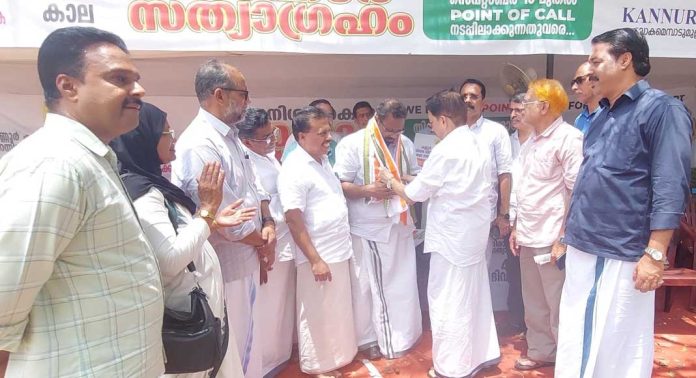 രാജീവ് ജോസഫിന്റെ നിരാഹാര സത്യാഗ്രഹം അഞ്ചാം ദിവസം : എയർപോർട്ട് ഷെയർ ഹോൾഡേഴ്സ് സമരത്തിന് പിന്തുണ പ്രഖ്യാപിച്ചു രാജീവ് ജോസഫിന്റെ നിരാഹാര സത്യാഗ്രഹം അഞ്ചാം ദിവസം : എയർപോർട്ട് ഷെയർ ഹോൾഡേഴ്സ് സമരത്തിന് പിന്തുണ പ്രഖ്യാപിച്ചു