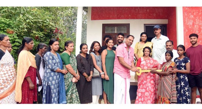 ഡോ. എം. എസ്. സുനിലിന്റെ 323 – മത് സ്നേഹഭവനം വിധവയായ സീനയ്ക്കും മകൾ വീണയ്ക്കും ഡോ. എം. എസ്. സുനിലിന്റെ 323 – മത് സ്നേഹഭവനം വിധവയായ സീനയ്ക്കും മകൾ വീണയ്ക്കും