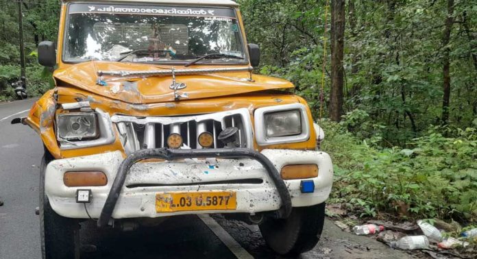 തണ്ണിത്തോട് റോഡിൽ പിക് അപ് വാനും ബസും കൂട്ടിയിടിച്ച് അപകടം തണ്ണിത്തോട് റോഡിൽ പിക് അപ് വാനും ബസും കൂട്ടിയിടിച്ച് അപകടം