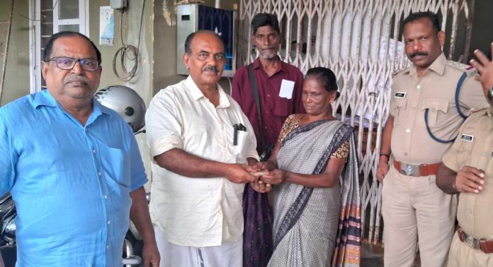 കളഞ്ഞു കിട്ടിയ തുക ഉടമയ്ക്ക് തിരികെ നല്കി വെച്ചൂച്ചിറയില് ലോട്ടറി കച്ചവടം നടത്തുന്ന വിജയമ്മ കളഞ്ഞു കിട്ടിയ തുക ഉടമയ്ക്ക് തിരികെ നല്കി വെച്ചൂച്ചിറയില് ലോട്ടറി കച്ചവടം നടത്തുന്ന വിജയമ്മ