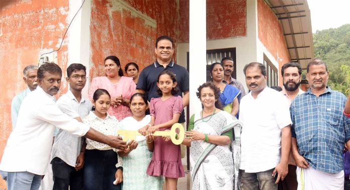 ഡോ.എം. എസ്. സുനിലിന്റെ 320 – മത് സ്നേഹഭവനം ലീന മനോജിന്റെ അഞ്ചംഗ കുടുംബത്തിന് ഡോ.എം. എസ്. സുനിലിന്റെ 320 – മത് സ്നേഹഭവനം ലീന മനോജിന്റെ അഞ്ചംഗ കുടുംബത്തിന്