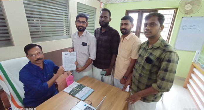 കെ.ഐ.പി കനാലിൽ കക്കൂസ് മാലിന്യം തള്ളിയ സംഭവം ; എസ്.ഡി.പി.ഐ നിവേദനം നൽകി കെ.ഐ.പി കനാലിൽ കക്കൂസ് മാലിന്യം തള്ളിയ സംഭവം ; എസ്.ഡി.പി.ഐ നിവേദനം നൽകി