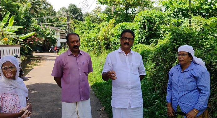 ഉത്രാട ദിനത്തിൽ പന്തളം നഗരസഭ കൗൺസിലറുടെ വ്യത്യസ്ത പ്രതിഷേധ സമരം ഉത്രാട ദിനത്തിൽ പന്തളം നഗരസഭ കൗൺസിലറുടെ വ്യത്യസ്ത പ്രതിഷേധ സമരം