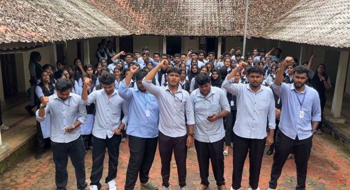 കോന്നി സി എഫ് ആർ ഡി കോളേജിൽ അടിസ്ഥാന സൗകര്യങ്ങൾ ഇല്ല : കോളേജ് ഉപരോധിച്ച് വിദ്യാർത്ഥികൾ കോന്നി സി എഫ് ആർ ഡി കോളേജിൽ അടിസ്ഥാന സൗകര്യങ്ങൾ ഇല്ല : കോളേജ് ഉപരോധിച്ച് വിദ്യാർത്ഥികൾ