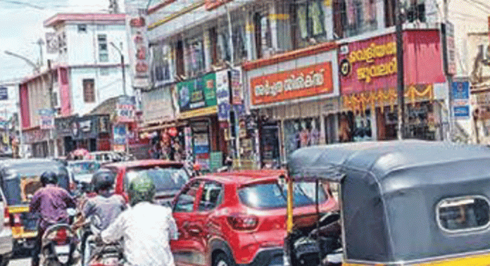 ഓണത്തിരക്കിൽ വീർപ്പുമുട്ടി ചെങ്ങന്നൂർ ഓണത്തിരക്കിൽ വീർപ്പുമുട്ടി ചെങ്ങന്നൂർ