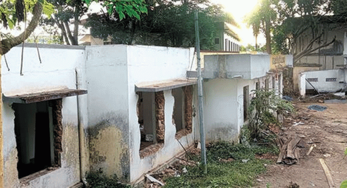100 വർഷം പഴക്കമുള്ള ചെങ്ങന്നൂർ താലൂക്ക് ഓഫീസ് പൊളിച്ചുതുടങ്ങി 100 വർഷം പഴക്കമുള്ള ചെങ്ങന്നൂർ താലൂക്ക് ഓഫീസ് പൊളിച്ചുതുടങ്ങി