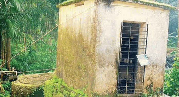 ചെറുകോൽ പഞ്ചായത്തിലെ വെള്ളം പമ്പ് ചെയ്യാനുള്ള മോട്ടോർ സ്ഥാപിച്ചിരിക്കുന്ന കെട്ടിടം നിലംപൊത്താറായ അവസ്ഥയില് ചെറുകോൽ പഞ്ചായത്തിലെ വെള്ളം പമ്പ് ചെയ്യാനുള്ള മോട്ടോർ സ്ഥാപിച്ചിരിക്കുന്ന കെട്ടിടം നിലംപൊത്താറായ അവസ്ഥയില്