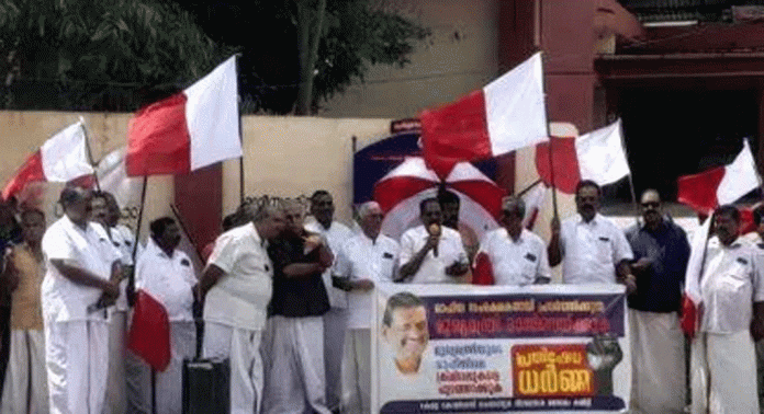 കേരള കോൺഗ്രസ് ചെങ്ങന്നൂർ നിയോജകമണ്ഡലം കമ്മിറ്റിയുടെ നേതൃത്വത്തിൽ ആർ.ഡി. ഒ ഓഫീസിനു മുന്നിൽ പ്രതിഷേധ ധർണ്ണ സംഘടിപ്പിച്ചു കേരള കോൺഗ്രസ് ചെങ്ങന്നൂർ നിയോജകമണ്ഡലം കമ്മിറ്റിയുടെ നേതൃത്വത്തിൽ ആർ.ഡി. ഒ ഓഫീസിനു മുന്നിൽ പ്രതിഷേധ ധർണ്ണ സംഘടിപ്പിച്ചു