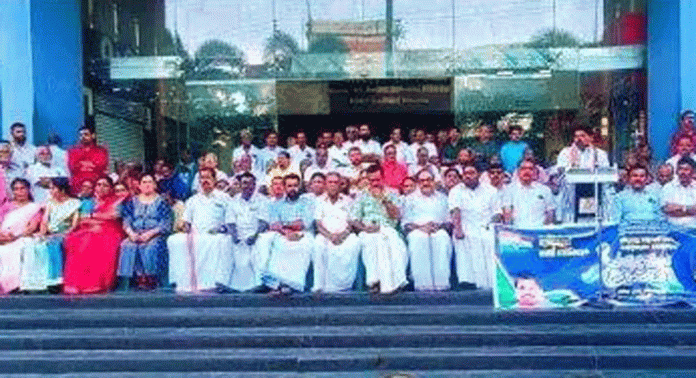 തിരുവല്ല ബ്ലോക്ക് കോൺഗ്രസ് കമ്മിറ്റിയുടെ നേതൃത്വത്തിൽ നടത്തിയ പ്രതിഷേധ കൂട്ടായ്മ ഉദ്ഘാടനം ചെയ്തു തിരുവല്ല ബ്ലോക്ക് കോൺഗ്രസ് കമ്മിറ്റിയുടെ നേതൃത്വത്തിൽ നടത്തിയ പ്രതിഷേധ കൂട്ടായ്മ ഉദ്ഘാടനം ചെയ്തു