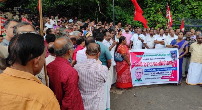 വന്യജീവി ആക്രമണത്തിനെതിരെ കേരള കർഷകസംഘം പത്തനംതിട്ട ജില്ലാ കമ്മിറ്റിയുടെ നേതൃത്വത്തിൽ മാർച്ച് നടത്തി വന്യജീവി ആക്രമണത്തിനെതിരെ കേരള കർഷകസംഘം പത്തനംതിട്ട ജില്ലാ കമ്മിറ്റിയുടെ നേതൃത്വത്തിൽ മാർച്ച് നടത്തി