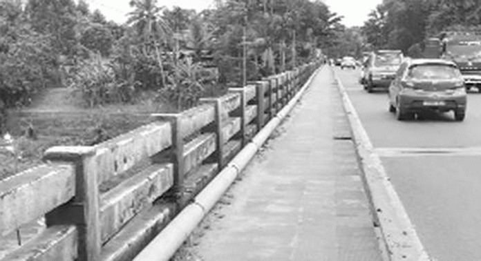 ഏനാത്ത് പാലത്തിന്റെ കൈവരിയുടെ ഉയരം വര്ദ്ധിപ്പിക്കണമെന്നാവശ്യം ശക്തമാകുന്നു ഏനാത്ത് പാലത്തിന്റെ കൈവരിയുടെ ഉയരം വര്ദ്ധിപ്പിക്കണമെന്നാവശ്യം ശക്തമാകുന്നു