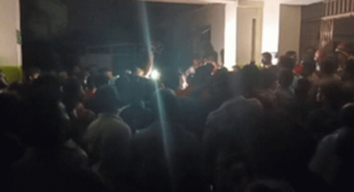 എസ്.എ.ടി ആശുപത്രിയിലെ വൈദ്യുതി തകരാര് ; ക്ലാവ് പിടിച്ച ഇലക്ട്രിക് ഉപകരണങ്ങളെ പഴിച്ച് കെഎസ്ഇബി എസ്.എ.ടി ആശുപത്രിയിലെ വൈദ്യുതി തകരാര് ; ക്ലാവ് പിടിച്ച ഇലക്ട്രിക് ഉപകരണങ്ങളെ പഴിച്ച് കെഎസ്ഇബി
