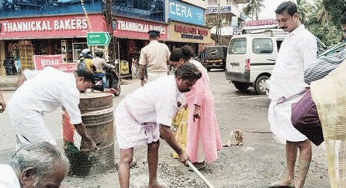 ഏഴംകുളം ട്രാഫിക് ജംഗ്ഷന് റോഡിലെ കുഴിയടച്ച് കോൺഗ്രസ് ഏഴംകുളം ട്രാഫിക് ജംഗ്ഷന് റോഡിലെ കുഴിയടച്ച് കോൺഗ്രസ്