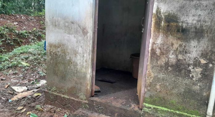 കുട്ടവഞ്ചി സവാരി കേന്ദ്രത്തിലെ സെപ്റ്റിക് ടാങ്ക് പൊട്ടി ഒഴുകിയിട്ടും നടപടിയില്ല കുട്ടവഞ്ചി സവാരി കേന്ദ്രത്തിലെ സെപ്റ്റിക് ടാങ്ക് പൊട്ടി ഒഴുകിയിട്ടും നടപടിയില്ല