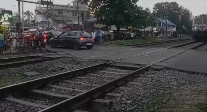 ഗേറ്റ് അടയ്ക്കാൻ വൈകി, വാഹനങ്ങൾ ട്രാക്കിന് സമീപം, ട്രെയിൻ നിർത്തിയിട്ടു, സംഭവം കൊല്ലത്ത് ഗേറ്റ് അടയ്ക്കാൻ വൈകി, വാഹനങ്ങൾ ട്രാക്കിന് സമീപം, ട്രെയിൻ നിർത്തിയിട്ടു, സംഭവം കൊല്ലത്ത്