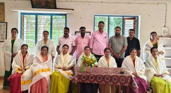സ്പെഷ്യൽ സ്കൂൾ അധ്യാപകരെ ആദരിച്ചു സ്പെഷ്യൽ സ്കൂൾ അധ്യാപകരെ ആദരിച്ചു