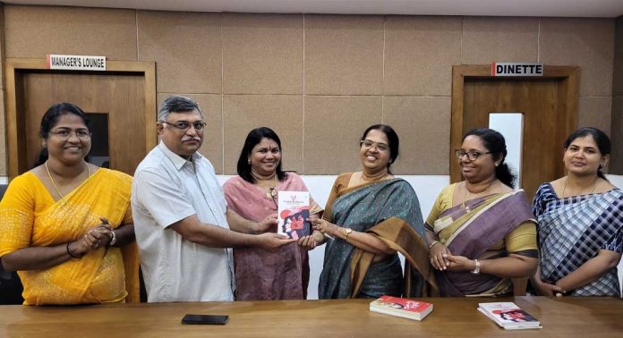 ‘സ്ത്രീ സ്വത്വാവിഷ്കാരം മലയാളകവിതയിൽ’ പുസ്തകം പ്രകാശനം ചെയ്തു ‘സ്ത്രീ സ്വത്വാവിഷ്കാരം മലയാളകവിതയിൽ’ പുസ്തകം പ്രകാശനം ചെയ്തു