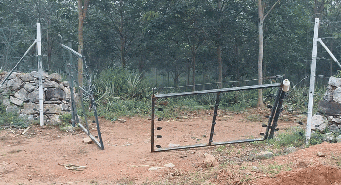 കല്ലേലി ഹാരിസൺ മലയാളം എസ്റ്റേറ്റിന്റെ ഗേറ്റ് കാട്ടാന കൂട്ടം തകർത്തു കല്ലേലി ഹാരിസൺ മലയാളം എസ്റ്റേറ്റിന്റെ ഗേറ്റ് കാട്ടാന കൂട്ടം തകർത്തു