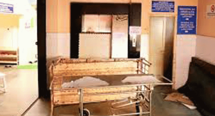 ജനറൽ ആശുപത്രിയിലെ തകരാറിലായ ലിഫ്റ്റുകൾ നന്നാക്കാനുള്ള പാർട്സുകൾ ഇന്നലെയും എത്തിയില്ല ജനറൽ ആശുപത്രിയിലെ തകരാറിലായ ലിഫ്റ്റുകൾ നന്നാക്കാനുള്ള പാർട്സുകൾ ഇന്നലെയും എത്തിയില്ല