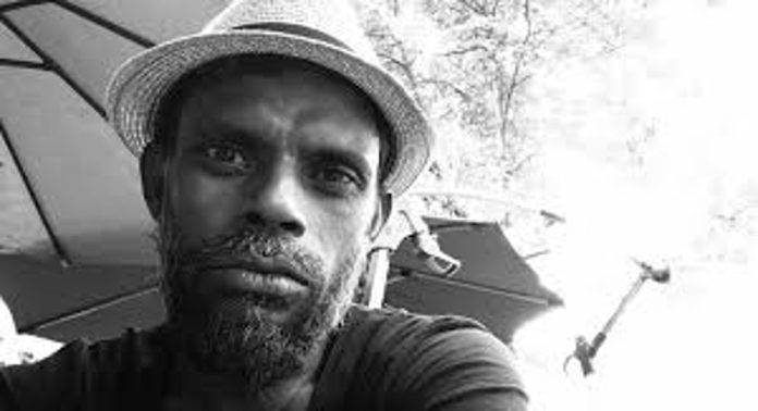 നടൻ വിനായകനെ സുരക്ഷാസേന ഉദ്യോഗസ്ഥർ കയ്യേറ്റം ചെയ്തു നടൻ വിനായകനെ സുരക്ഷാസേന ഉദ്യോഗസ്ഥർ കയ്യേറ്റം ചെയ്തു